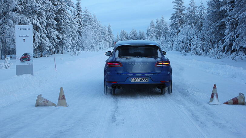 Trotz klirrender Kälte läuft der Porsche Macan Turbo mit Performance Paket zur Höchstform auf.