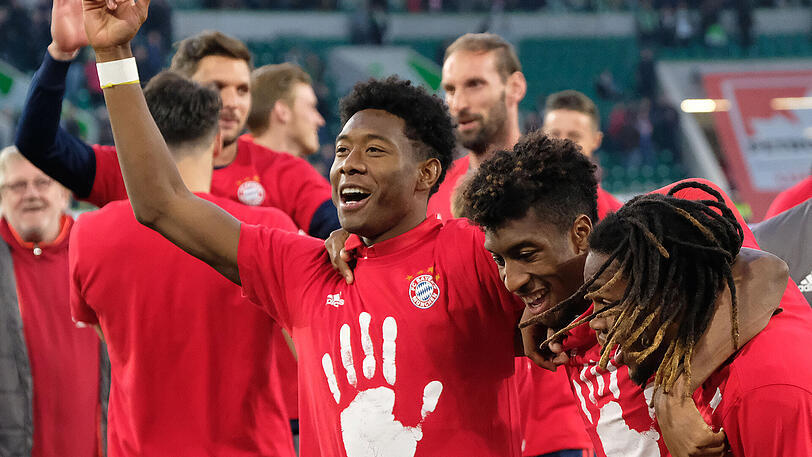Torschütze David Alaba schnappt sich Kingsley Coman und Renato Sanches zum Feiern.