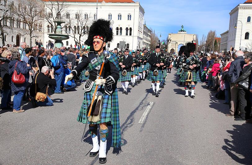 Am Sonntag marschierten bei strahlendem Sonnenschein die Teilnehmer der St.-Patricks-Day-Parade auf der Leopoldstraße in München.