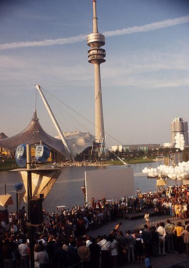 1972: Die Spielstraße am Olympiasee &ndash; hinten die Schwimmhalle, damals noch mit der großen Tribüne.