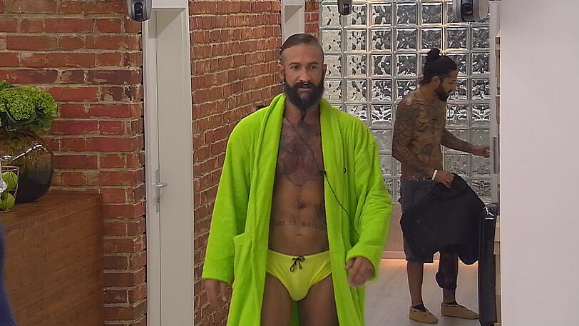 Gelb sind auch Bademantel und -slip von Hans-Christian.
