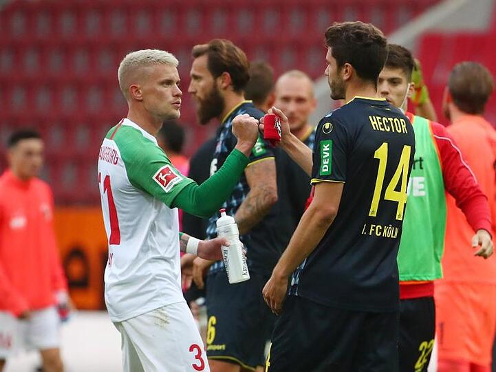 Philipp Max (l) vom FC Augsburg und Jonas Hector vom 1. FC Köln nach dem Spiel. Foto: Michael Dalder/Reuters-Pool/dpa