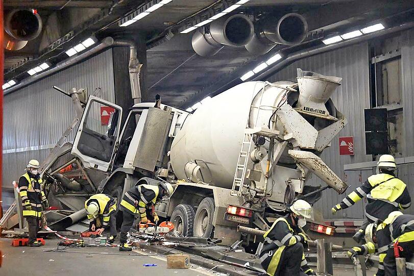 Der Betonmischer krachte in einen Fahrbahntrenner.