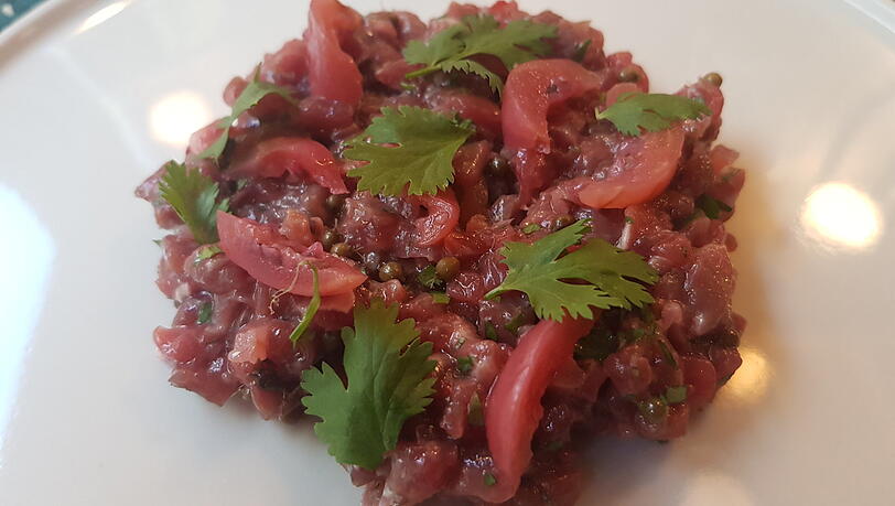 Lammtatar mit fermentierter Stachelbeere, Chili und Koriander gibts als Vorspeise. Lammtatar mit fermentierter Stachelbeere, Chili und Koriander gibts als Vorspeise.