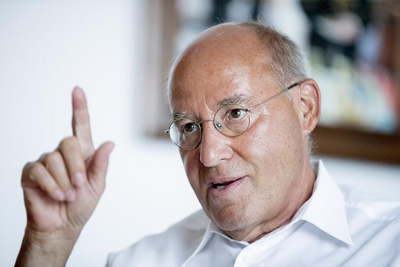 "Es ist höchste Zeit, das Rad zurückzudrehen und Wege zu finden, wie man den Sport wieder entkommerzialisiert", sagt der Politiker und Katar-Kritiker Gregor Gysi.