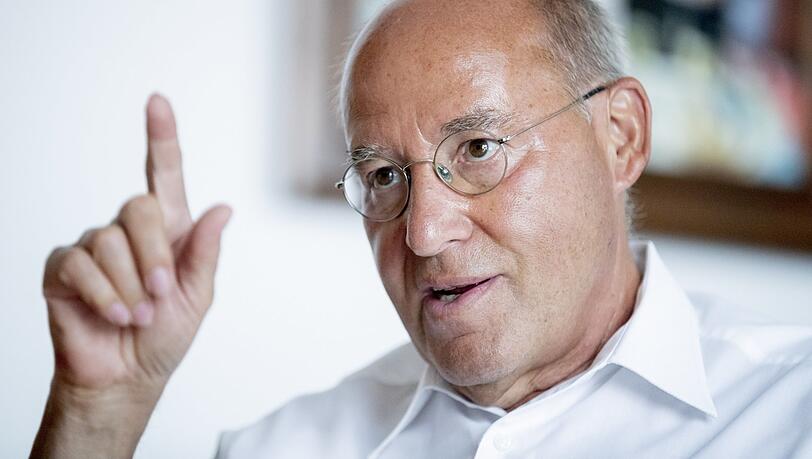 "Es ist höchste Zeit, das Rad zurückzudrehen und Wege zu finden, wie man den Sport wieder entkommerzialisiert", sagt der Politiker und Katar-Kritiker Gregor Gysi. "Es ist höchste Zeit, das Rad zurückzudrehen und Wege zu finden, wie man den Sport wieder entkommerzialisiert", sagt der Politiker und Katar-Kritiker Gregor Gysi.