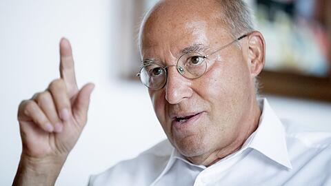 "Es ist höchste Zeit, das Rad zurückzudrehen und Wege zu finden, wie man den Sport wieder entkommerzialisiert", sagt der Politiker und Katar-Kritiker Gregor Gysi.