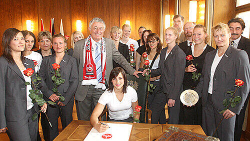 Autogramm von der Frau Kapitän: Ania Rösler mit den Club-Handballerinas bei Bürgermeister Horst Förther (mit Fanschal) im Rathaus. Autogramm von der Frau Kapitän: Ania Rösler mit den Club-Handballerinas bei Bürgermeister Horst Förther (mit Fanschal) im Rathaus.