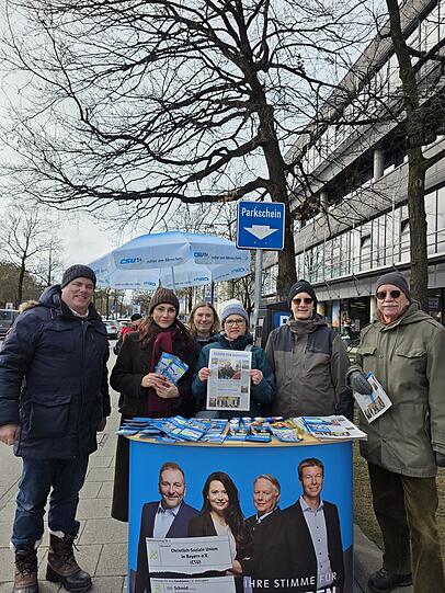 Info-Stand der CSU in Freimann: Patric Wolf und Team. Info-Stand der CSU in Freimann: Patric Wolf und Team.