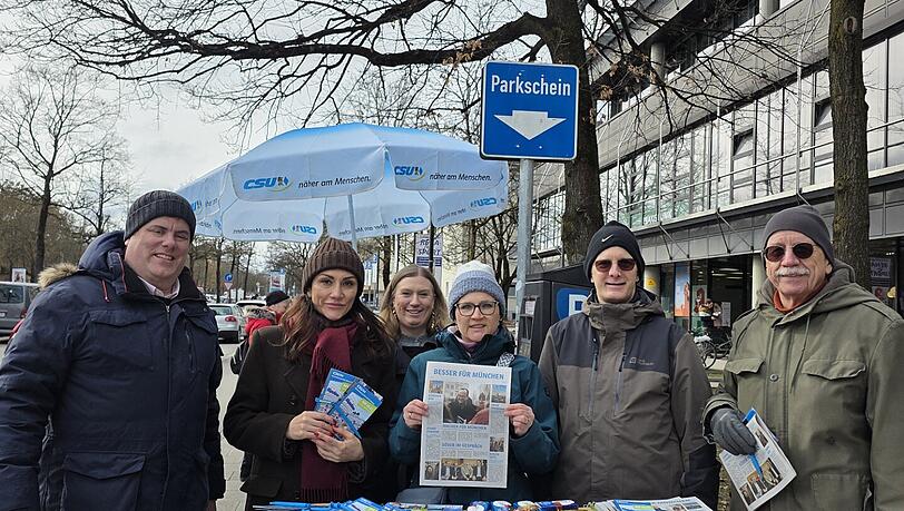 Info-Stand der CSU in Freimann: Patric Wolf und Team. Info-Stand der CSU in Freimann: Patric Wolf und Team.