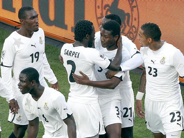 Die Mannschaft von Ghana feiert den Ausgleich gegen Australien
