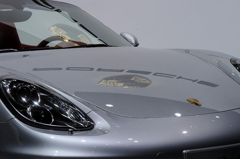 Auch Porsche fehlt nicht: Hier spiegelt sich das Firmenlogo auf einem Porsche Boxter.