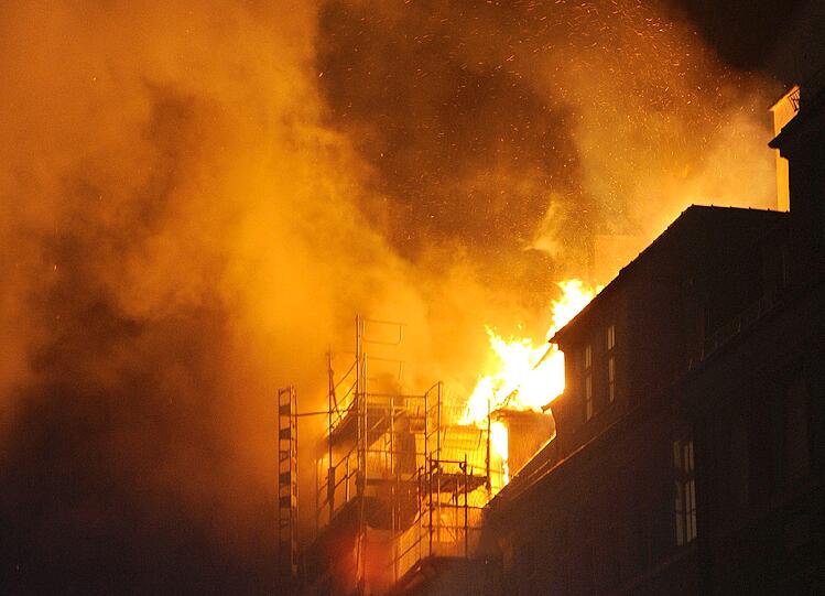 Von Flammenschein alarmiert, riefen Anwohner in der Nacht den Notruf. In einem
denkmalgeschützten, dreistöckigen Wohn- und Geschäftshaus stand der Dachstuhl
in Vollbrand...