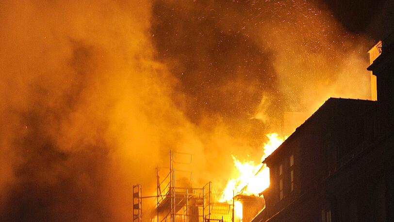 Von Flammenschein alarmiert, riefen Anwohner in der Nacht den Notruf. In einem
denkmalgeschützten, dreistöckigen Wohn- und Geschäftshaus stand der Dachstuhl
in Vollbrand... Von Flammenschein alarmiert, riefen Anwohner in der Nacht den Notruf. In einem
denkmalgeschützten, dreistöckigen Wohn- und Geschäftshaus stand der Dachstuhl
in Vollbrand...