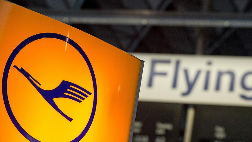 Die Lufthansa hat sich mit den Flugbegleitern auf einen Tarifvertrag geeinigt. Die Lufthansa hat sich mit den Flugbegleitern auf einen Tarifvertrag geeinigt.