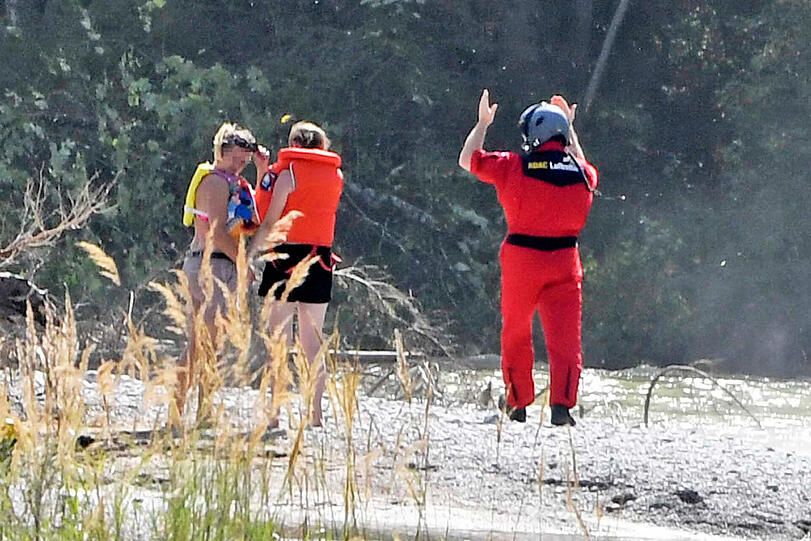 Dutzende Rettungskräfte und zwei Hubschrauber waren im Einsatz, um bei Straßlach fünf Personen und zwei Hunde aus der Isar zu retten. Die Bilder.
