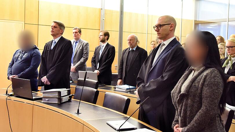 Ein wegen wegen Mordes aus Tötungswillen, Habgier und Heimtücke angeklagter 28-Jähriger (l) und sein Verteidiger Achim Flauaus sowie eine aus den selben Motiven angeklagte 38-Jährige (r) mit ihrem Verteidiger Daniel Gönnheimer stehen zu Prozessbeginn am Landgericht auf der Anklagebank.