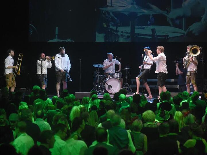Die Band LaBrassBanda steht auf der Bühne. Foto: Felix Hörhager/dpa/Archivbild
