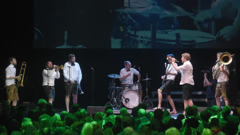 Die Band LaBrassBanda steht auf der Bühne. Foto: Felix Hörhager/dpa/Archivbild Die Band LaBrassBanda steht auf der Bühne. Foto: Felix Hörhager/dpa/Archivbild