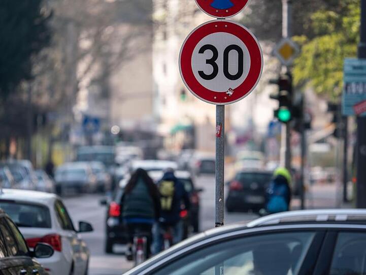 Schon bei geringeren Geschwindigkeitsüberschreitungen als bisher kann es einen Monat Fahrverbot geben.