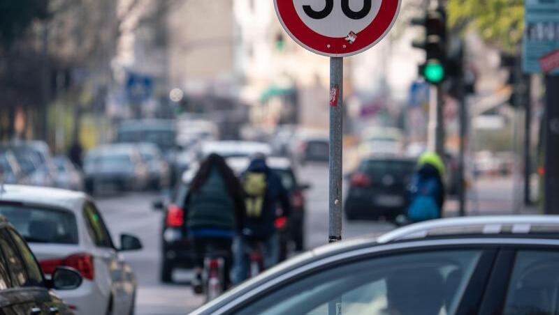 Schon bei geringeren Geschwindigkeitsüberschreitungen als bisher kann es einen Monat Fahrverbot geben. Schon bei geringeren Geschwindigkeitsüberschreitungen als bisher kann es einen Monat Fahrverbot geben.