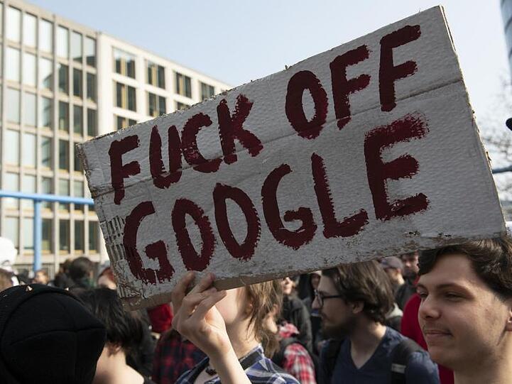 Die Debatte zieht sich quer durch die Regierungskoalition - und spaltet auch die Internet-Nutzer.