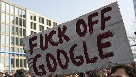 Die Debatte zieht sich quer durch die Regierungskoalition - und spaltet auch die Internet-Nutzer.