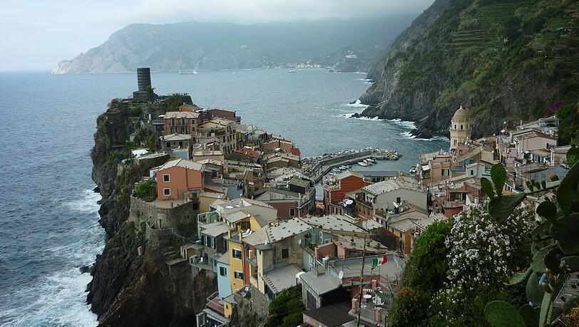 In Vernazza, dem vielleicht schönsten Dorf der Cinque Terre, sind die farbenfrohen Turmhäuser mosaikartig in den Felsen nach oben gebaut.