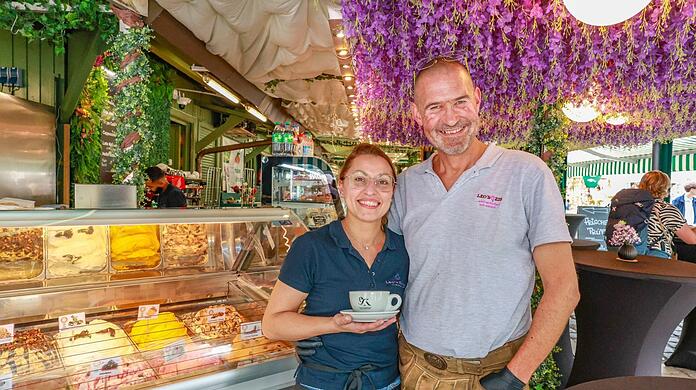 Stracciatella, Mojito-Eis und buntes Unicorn - mhmm! Christian Maier, der "Leo's Obststandl" am Viktualienmarkt seit 20 Jahren führt, hat mit seiner Frau Lena jetzt neben seinem Obststand "Leo's Eis & Kaffeebar" aufgemacht.