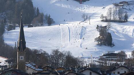 In unter zwei Stunden sind Münchner von der Stadt im Bergparadies rund um Kitzbühel. Viele schätzen auch den Luxusaspekt der Urlaubsregion.