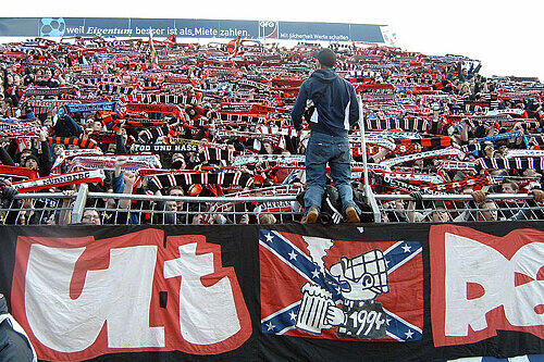 So wird's auch diesmal aussehen: der restlos ausverkaufte Club-Block beim letzten Derby im Ronhof am 7. März 2004.