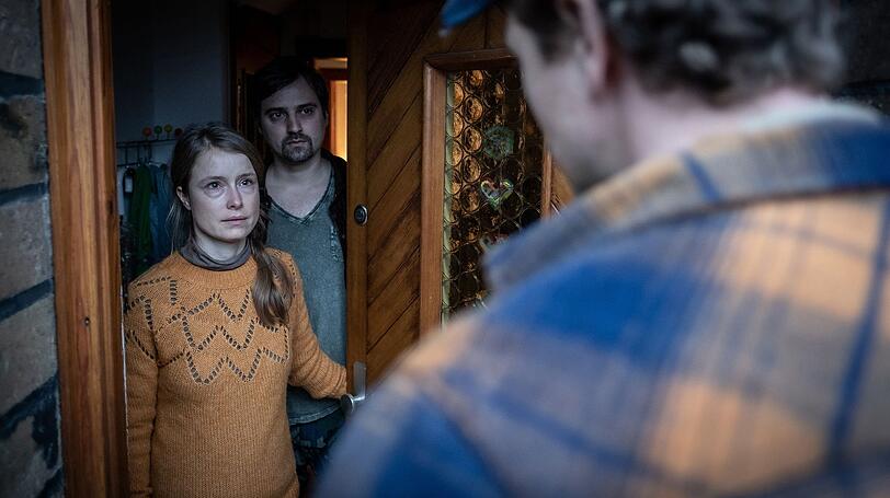 Freund Stefan (Jan Krauter, rechts) bietet Claudia Garschke (Odine Johne) und ihrem Ex-Lebensgefährten Marko (Alexander Merbeth) Hilfe bei der Suche nach ihrem verschwundenen Jungen an. Freund Stefan (Jan Krauter, rechts) bietet Claudia Garschke (Odine Johne) und ihrem Ex-Lebensgefährten Marko (Alexander Merbeth) Hilfe bei der Suche nach ihrem verschwundenen Jungen an.