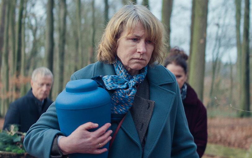 Lissy Lunies (Corinna Harfouch, vorne) schleppt sich nur noch durch ihre Tage. Lissy Lunies (Corinna Harfouch, vorne) schleppt sich nur noch durch ihre Tage.