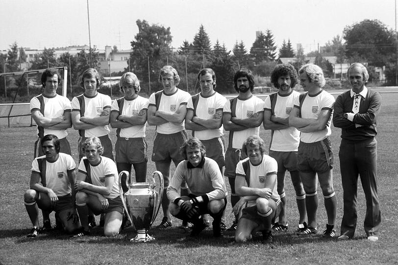 Den ersten Titel erreichte diese Mannschaft, um Beckenbauer, Hoeneß, Breitner & Co. Im Finale in Brüssel stand man Atletico Madrid gegenüber. Nach 90 Minuten stand es 0:0. Sechs Minuten vor Ende der Verlängerung gelang Luis Aragonés das 1:0 für Madrid durch einen Freistoß. Der Schiedsrichter hatte die Pfeife schon im Mund, als Georg &bdquo;Katsche&ldquo; Schwarzenbeck den Ball von Beckenbauer zugespielt bekam. Er sah keine Anspielstation im Mittelfeld, Beckenbauer rief nur &bdquo;Schieß einfach!&ldquo; und so hielt er aus 30 Metern einfach aufs Tor: 1:1 in der 119. Minute. Schwarzenbeck ging mit diesem Tor in die Geschichte des Fußballs ein.