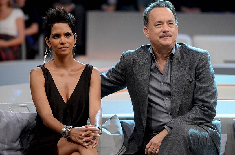 Die US-amerikanischen Schauspieler Halle Berry und Tom Hanks sitzen in Bremen in der ZDF-Sendung "Wetten, dass. .?"
