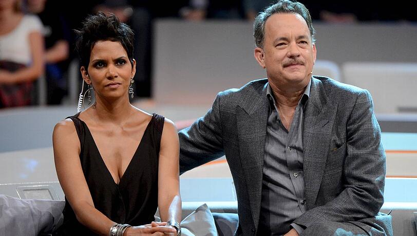 Die US-amerikanischen Schauspieler Halle Berry und Tom Hanks sitzen in Bremen in der ZDF-Sendung "Wetten, dass. .?" Die US-amerikanischen Schauspieler Halle Berry und Tom Hanks sitzen in Bremen in der ZDF-Sendung "Wetten, dass. .?"