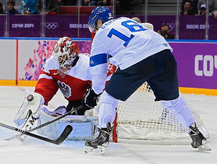 - 15. Februar: Der finnische Angreifer Aleksander Barkov verletzt
sich im Spiel gegen Norwegen im unteren Körperbereich und kann nicht
mehr ins Turnier zurückkehren.