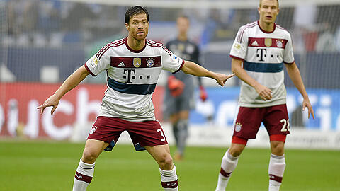 Xabi Alonso (l.) gab auf Schalke sein Debüt im Bayern-Trikot