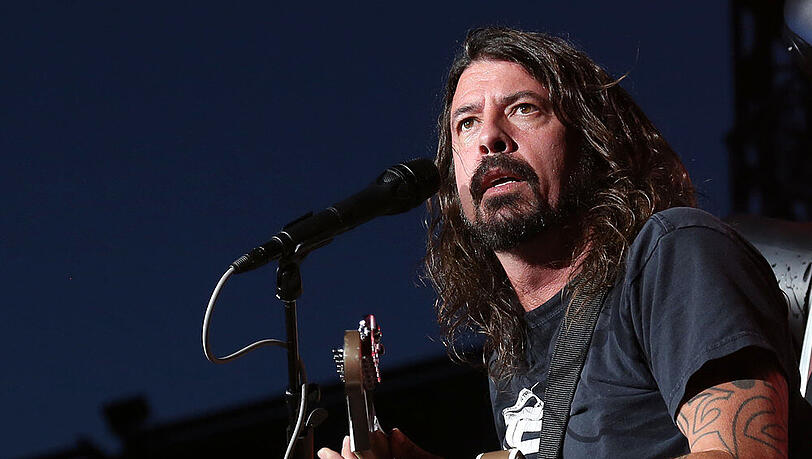 Dave Grohl lieferte bei einem Konzert in New York im Juli auch mit gebrochenem Bein eine grandiose Show Dave Grohl lieferte bei einem Konzert in New York im Juli auch mit gebrochenem Bein eine grandiose Show
