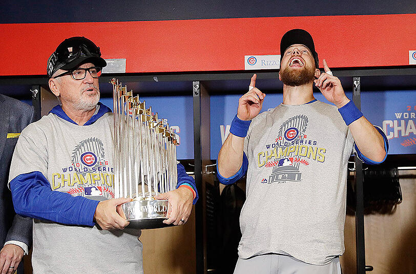 Joe Maddon, Manager der Chicago Cubs (l.) und Ben Zobrist mit der begehrten Trophäe.
