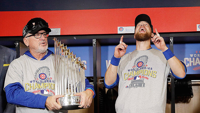 Joe Maddon, Manager der Chicago Cubs (l.) und Ben Zobrist mit der begehrten Trophäe. Joe Maddon, Manager der Chicago Cubs (l.) und Ben Zobrist mit der begehrten Trophäe.