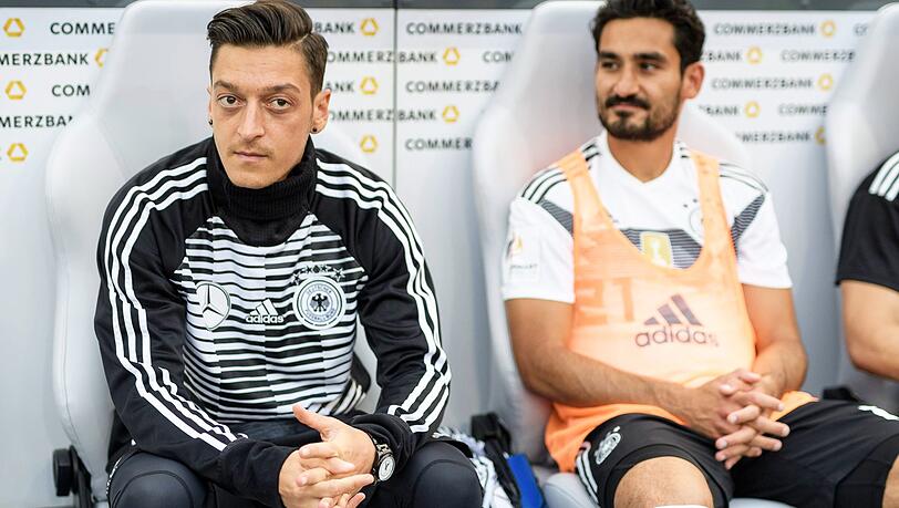 Umstritten: Mesut Özil (li.) und Ilkay Gündogan bei der deutschen Nationalmannschaft. Umstritten: Mesut Özil (li.) und Ilkay Gündogan bei der deutschen Nationalmannschaft.