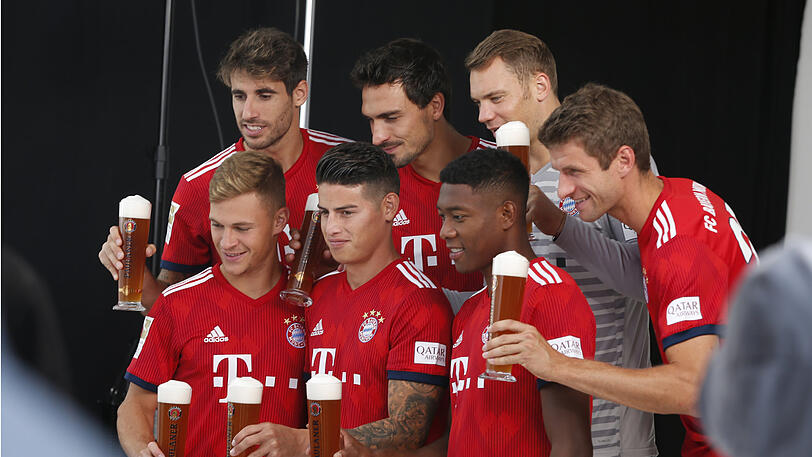 Zünftig in Lederhosen und Janker - die Bayern-Spieler beim traditionellen Wiesn-Shooting.