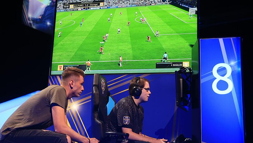 Volle Konzentration beim FIFA eWorld Cup Grand Final 2018 in London. Auch die DFL will nun einen E-Sport-Wettbewerb ins Leben rufen. Volle Konzentration beim FIFA eWorld Cup Grand Final 2018 in London. Auch die DFL will nun einen E-Sport-Wettbewerb ins Leben rufen.
