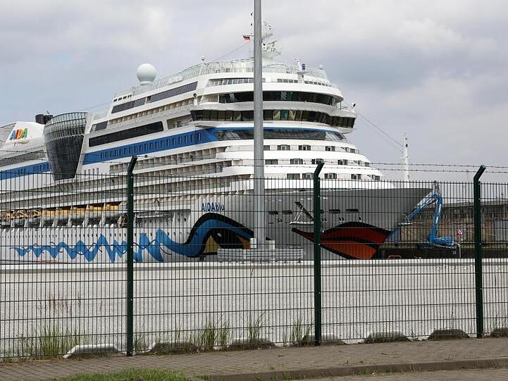 Die "AIDAblu" im Seehafen Rostock.