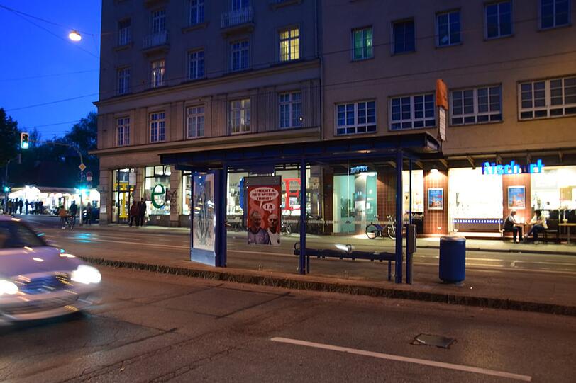 An Litfasssäulen oder über Wahlplakaten - überall in der Stadt sah man zuletzt Plakate der Fan-Initiative "Die Clubfarben sind rot und weiß". Hier in der Fraunhoferstraße.
