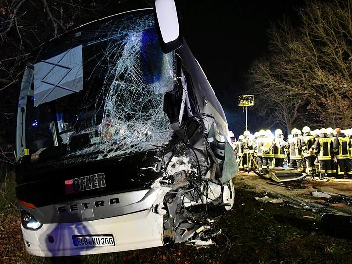 Das Baustellenfahrzeug war auf der Bundesstraße 26 in den Gegenverkehr geraten und dort mit dem Reisebus kollidiert.