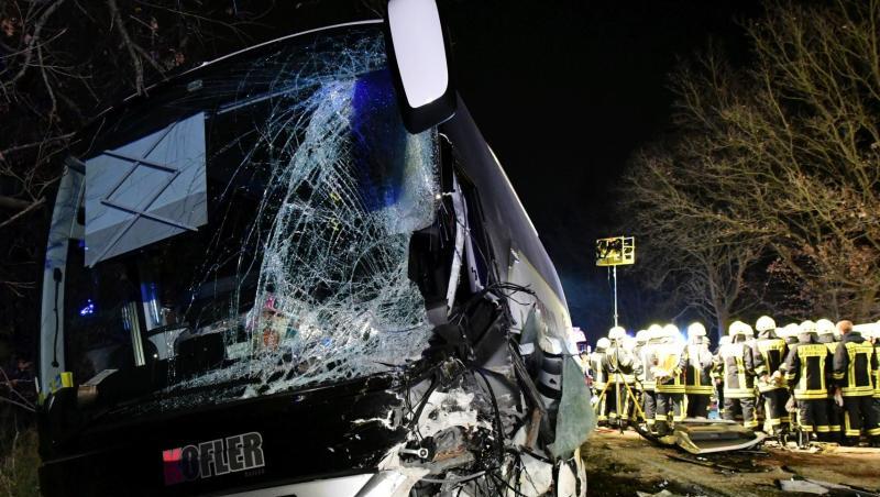 Das Baustellenfahrzeug war auf der Bundesstraße 26 in den Gegenverkehr geraten und dort mit dem Reisebus kollidiert. Das Baustellenfahrzeug war auf der Bundesstraße 26 in den Gegenverkehr geraten und dort mit dem Reisebus kollidiert.