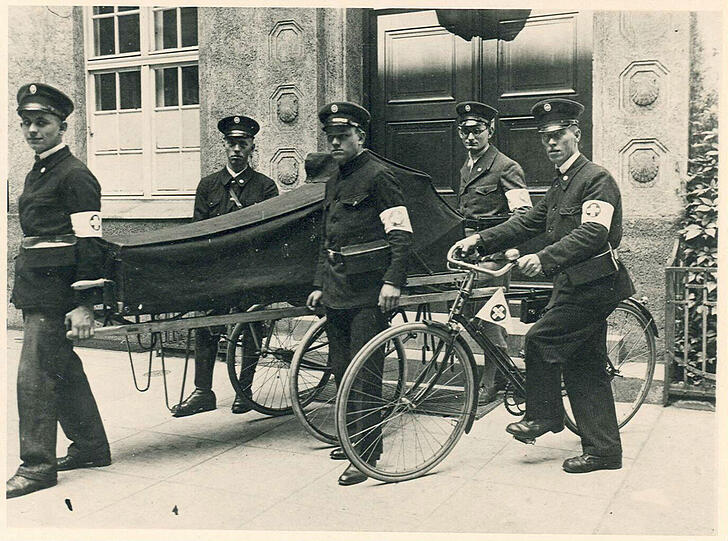 Münchner Samariter in den 1920ern vor der Rettungsstation Blumenschule. In der Mitte: der ASB-Kolonnenführer Josef Saller