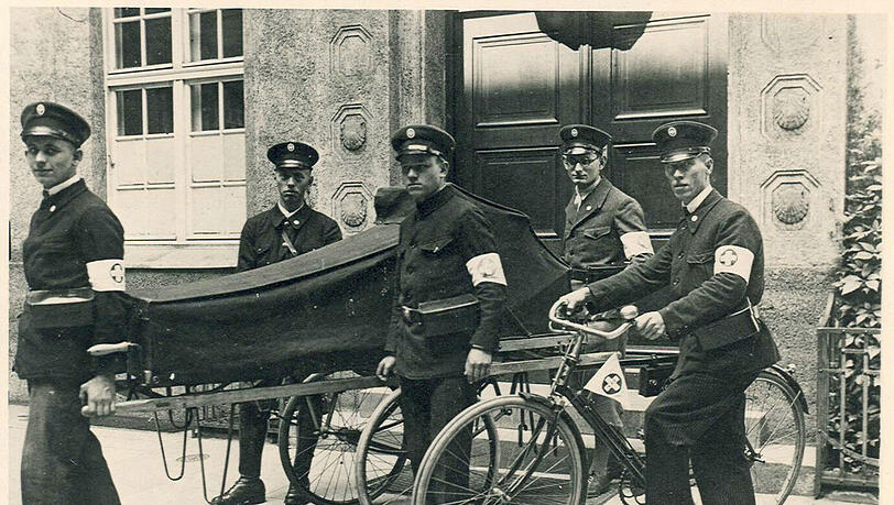 Münchner Samariter in den 1920ern vor der Rettungsstation Blumenschule. In der Mitte: der ASB-Kolonnenführer Josef Saller Münchner Samariter in den 1920ern vor der Rettungsstation Blumenschule. In der Mitte: der ASB-Kolonnenführer Josef Saller